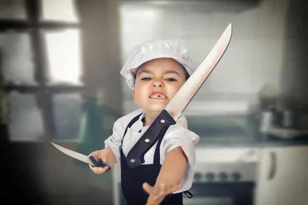 Mädchen wirft ein Messer — Stockfoto