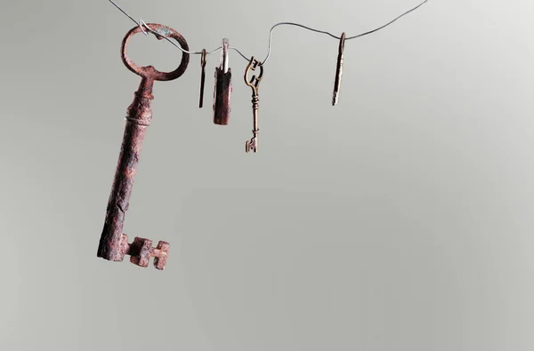 Eski bir anahtar taşı üstünde gri bir arka plan resmi — Stok fotoğraf