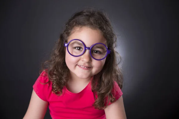 Fünfjähriges Mädchen mit lila Brille — Stockfoto