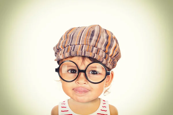 Hermosa chica con gafas y gorra —  Fotos de Stock