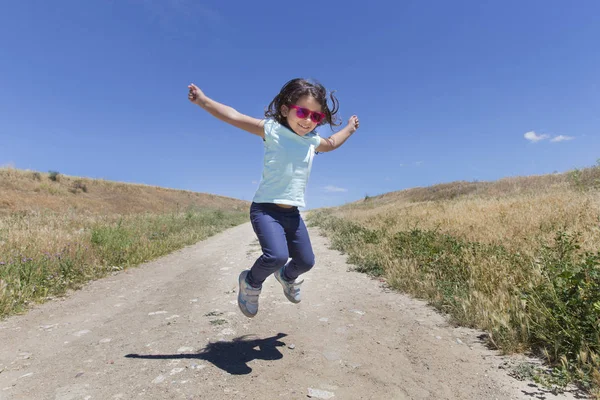 Menina Saltando — Fotografia de Stock