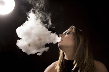 Genç kadın vaping