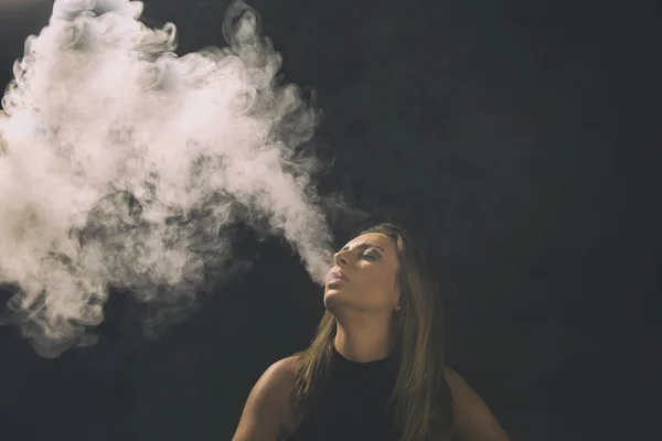 Jovem mulher vaping — Fotografia de Stock