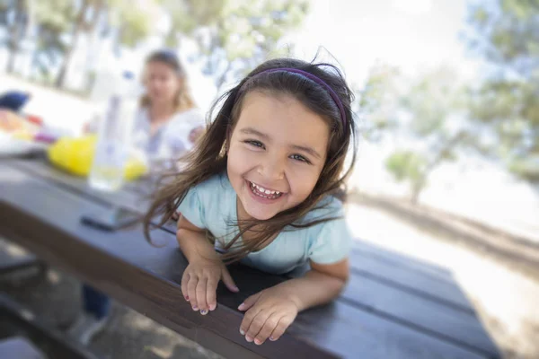Chica de cuatro años sonriendo —  Fotos de Stock