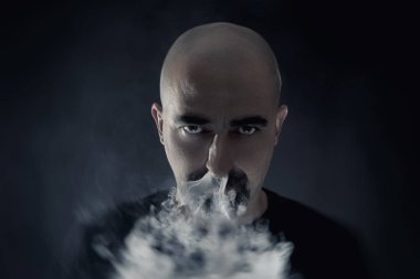 Adam vaping siyah arka plan üzerine