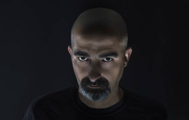Tıraşlı adam