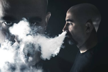 Adam vaping siyah arka plan üzerine