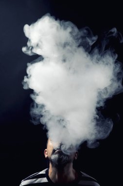 Adam vaping siyah arka plan üzerine