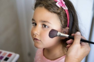 Kız ve makyaj