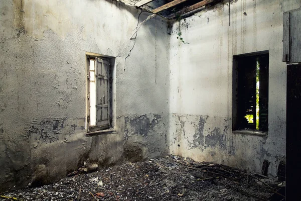 Smutsiga övergivet hus — Stockfoto