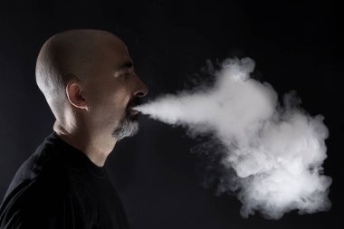 Adam vaping siyah arka plan üzerine
