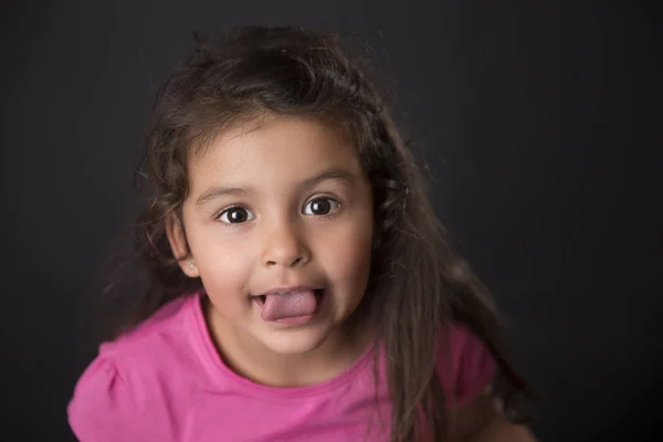 Retrato de la encantadora niña sacando la lengua —  Fotos de Stock