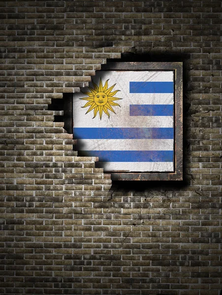Старый уругвайский флаг в кирпичной стене — стоковое фото