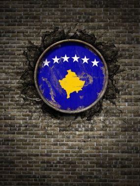 Tuğla duvar eski Kosova bayrağı