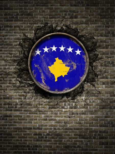 Stará vlajka Kosovo v cihlové zdi — Stock fotografie