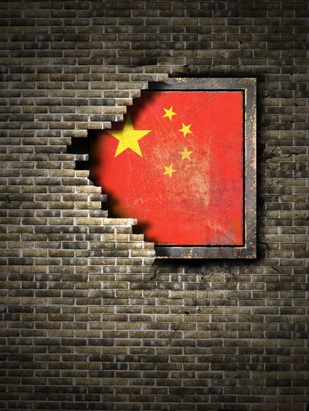 砖墙上的旧中国国旗 — 图库照片