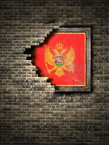 Alte montenegrinische Fahne in Ziegelmauer — Stockfoto