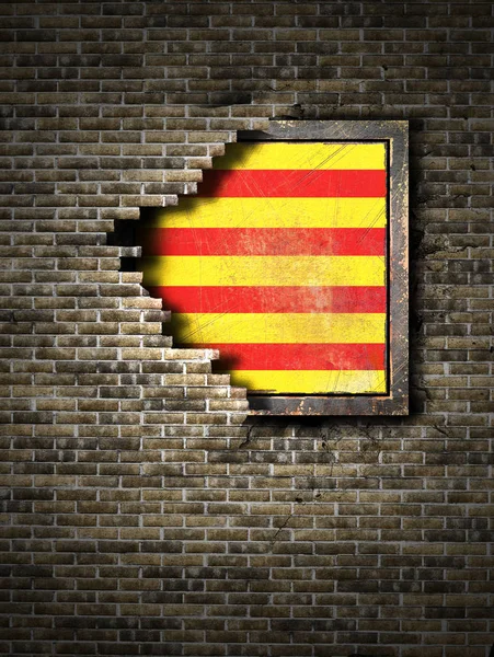 벽돌 벽에 오래 된 카탈루냐 깃발 — 스톡 사진