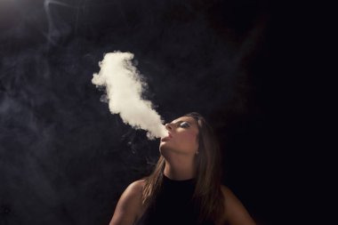 Genç kadın vaping