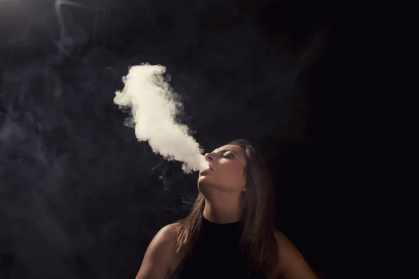 Jovem mulher vaping — Fotografia de Stock