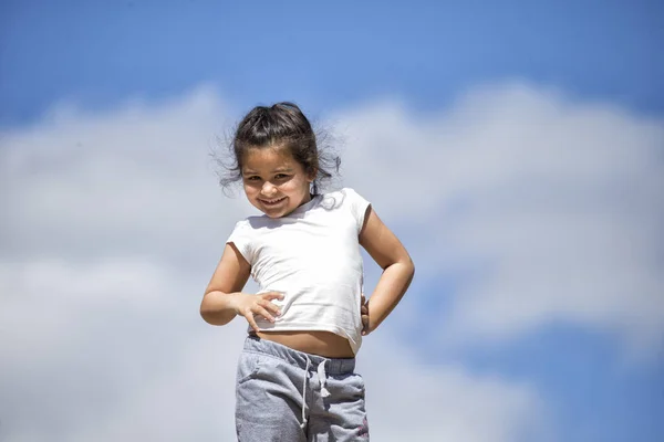 Niña y cielo —  Fotos de Stock