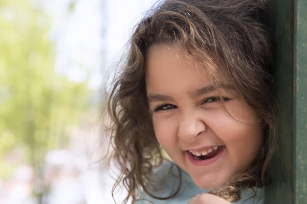 Porträtt av en lycklig liten flicka — Stockfoto