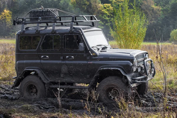 Krasnoretschenskoje, russland - 24. September 2016: schwarzes Auto bewegt sich — Stockfoto