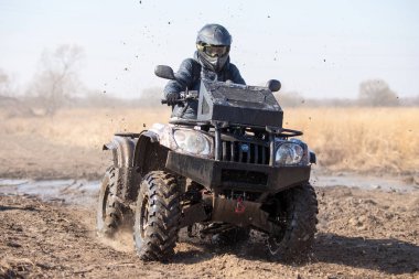 KHABAROVSK, Rusya Federasyonu - 23 Ekim 2016: Atv yarış di üzerinde sürmek