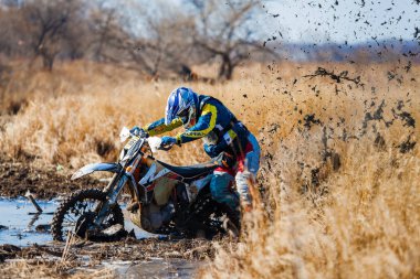KHABAROVSK, Rusya Federasyonu - 23 Ekim 2016: Ben sıkışmış Enduro motor binici