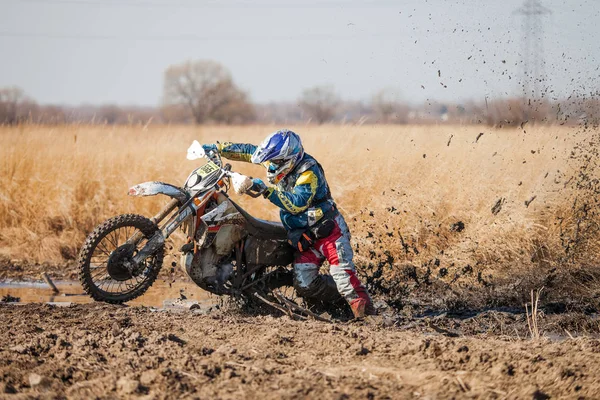 Khabarovsk, russland - oktober 23, 2016: enduro bike rider stuck i — Stockfoto