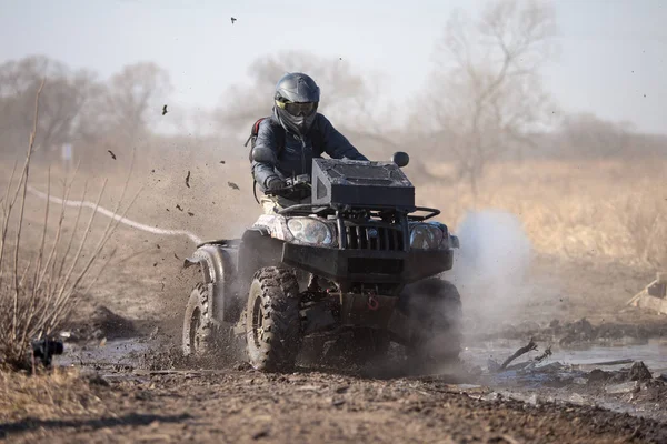 Khabarovsk, russland - 23. oktober 2016: atv racer rides on the di — Stockfoto