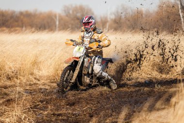 Habarovsk, Rusya - 23 Ekim 2016: Enduro motor binici bir Fi