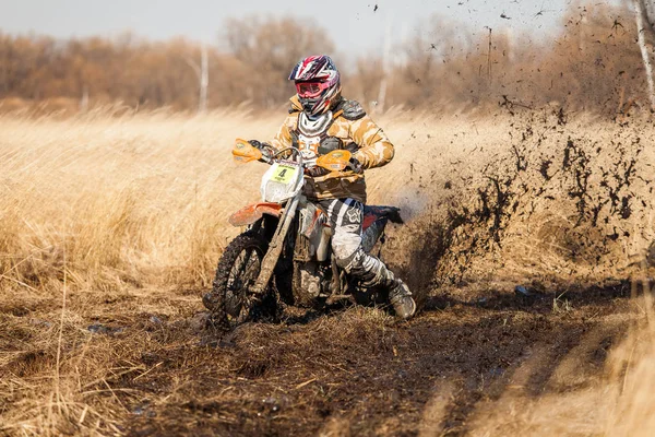 Chabarovsk, Rusland - 23 oktober 2016: Enduro fiets ruiter op een fi — Stockfoto