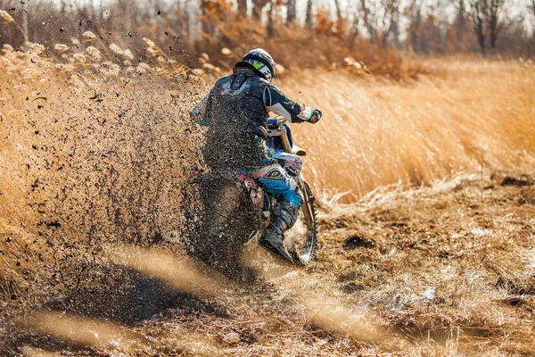 KHABAROVSK, RUSSIA - OCTOBER 23, 2016: Enduro bike rider on a fi — Stock Photo, Image