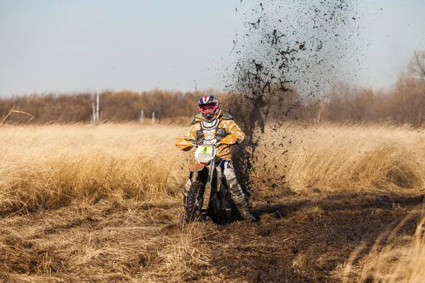 KHABAROVSK, RÚSSIA - OUTUBRO 23, 2016: Enduro ciclista em um fi — Fotografia de Stock