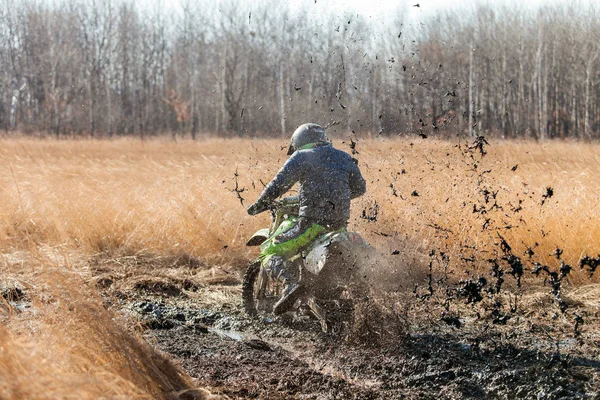 KHABAROVSK, RUSIA - 23 DE OCTUBRE DE 2016: Enduro ciclista en una fi — Foto de Stock