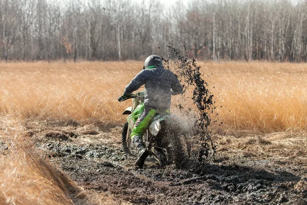 Khabarovsk, Federacja Rosyjska - 23 października 2016: Rider rowerów Enduro na fi — Zdjęcie stockowe