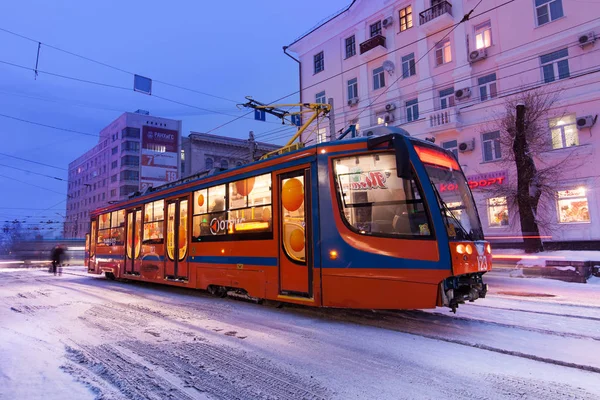 JABAROVSK, RUSIA - 14 DE ENERO DE 2017: Tranvía en la calle de la victoria — Foto de Stock