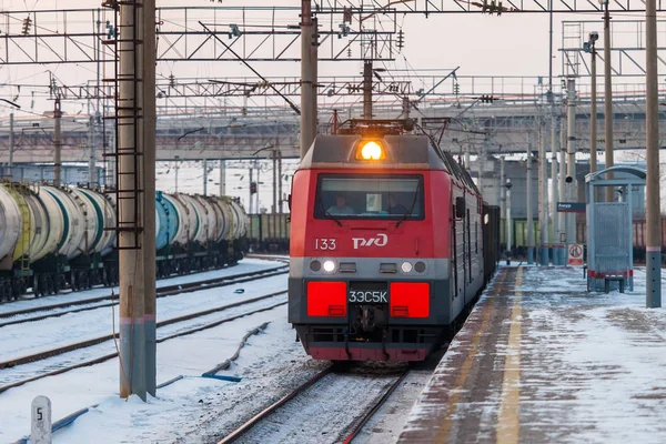 Habarovsk, Rusya - 06 Ocak 2017: Elektrikli tren geçen bir 