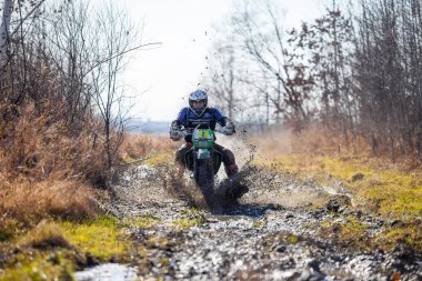 Habarovsk, Rusya - 23 Ekim 2016: Enduro motor binici üzerinde bir di