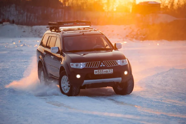 Хабаровск, Россия - 28 ЯНВАРЯ 2017: Mitsubishi Pajero Sport m — стоковое фото