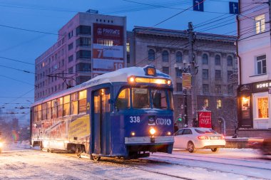 Habarovsk, Rusya - 14 Ocak 2017: Eski tramvay sokakta