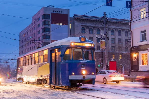 KHABAROVSK, RUSIA - 14 DE ENERO DE 2017: Antiguo tranvía en la calle de — Foto de Stock