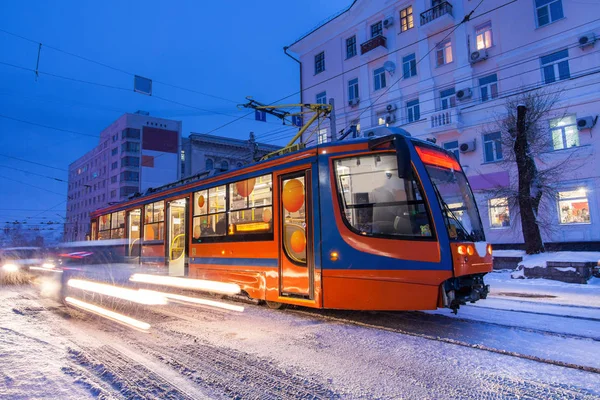 JABAROVSK, RUSIA - 14 DE ENERO DE 2017: Tranvía en la calle de la victoria — Foto de Stock