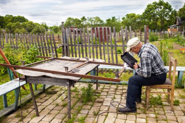 Yaşlı adam metal yapı kaynak