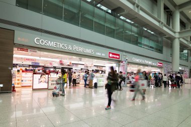 Seoul, Kore - 29 Nisan 2015: Incheon Airport de yürüyen insanlar