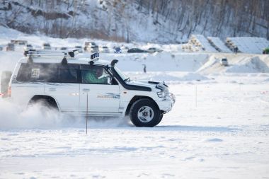 Habarovsk, Rusya - 28 Ocak 2017: Mitsubishi Pajero sürme 