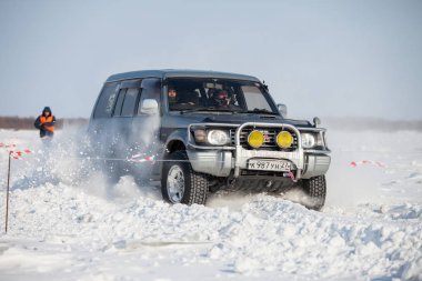 Habarovsk, Rusya - 28 Ocak 2017: Mitsubishi Pajero sürme 