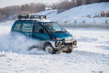 Habarovsk, Rusya - 28 Ocak 2017: Mitsubishi Delica sürme 