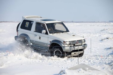 Habarovsk, Rusya - 28 Ocak 2017: Mitsubishi Pajero sürme 